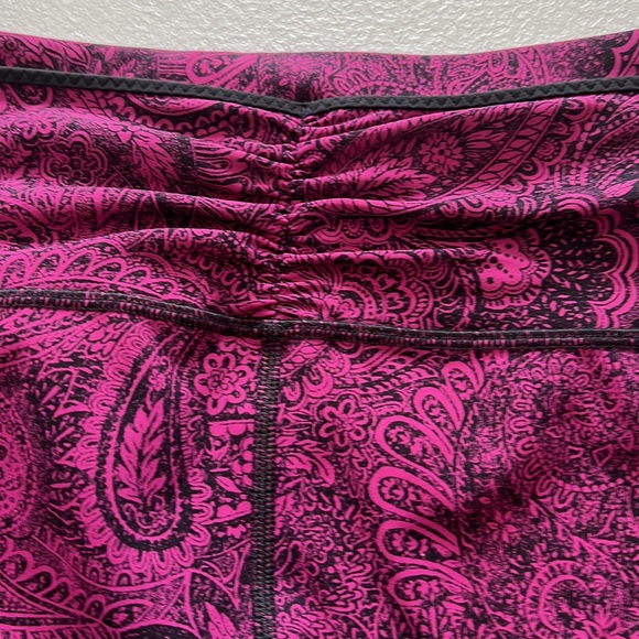 Lululemon 17” Outrun Crops in Fuchsia Paisley Sz 8 - Picture 10 of 12